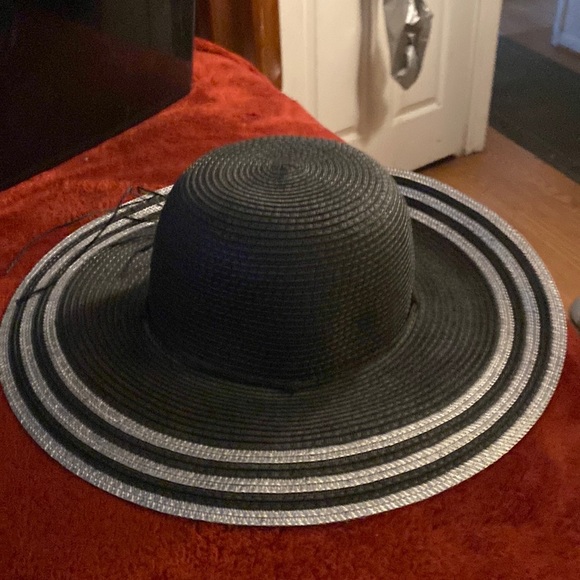 Wide brim black and gold hat  beautiful - Picture 1 of 8